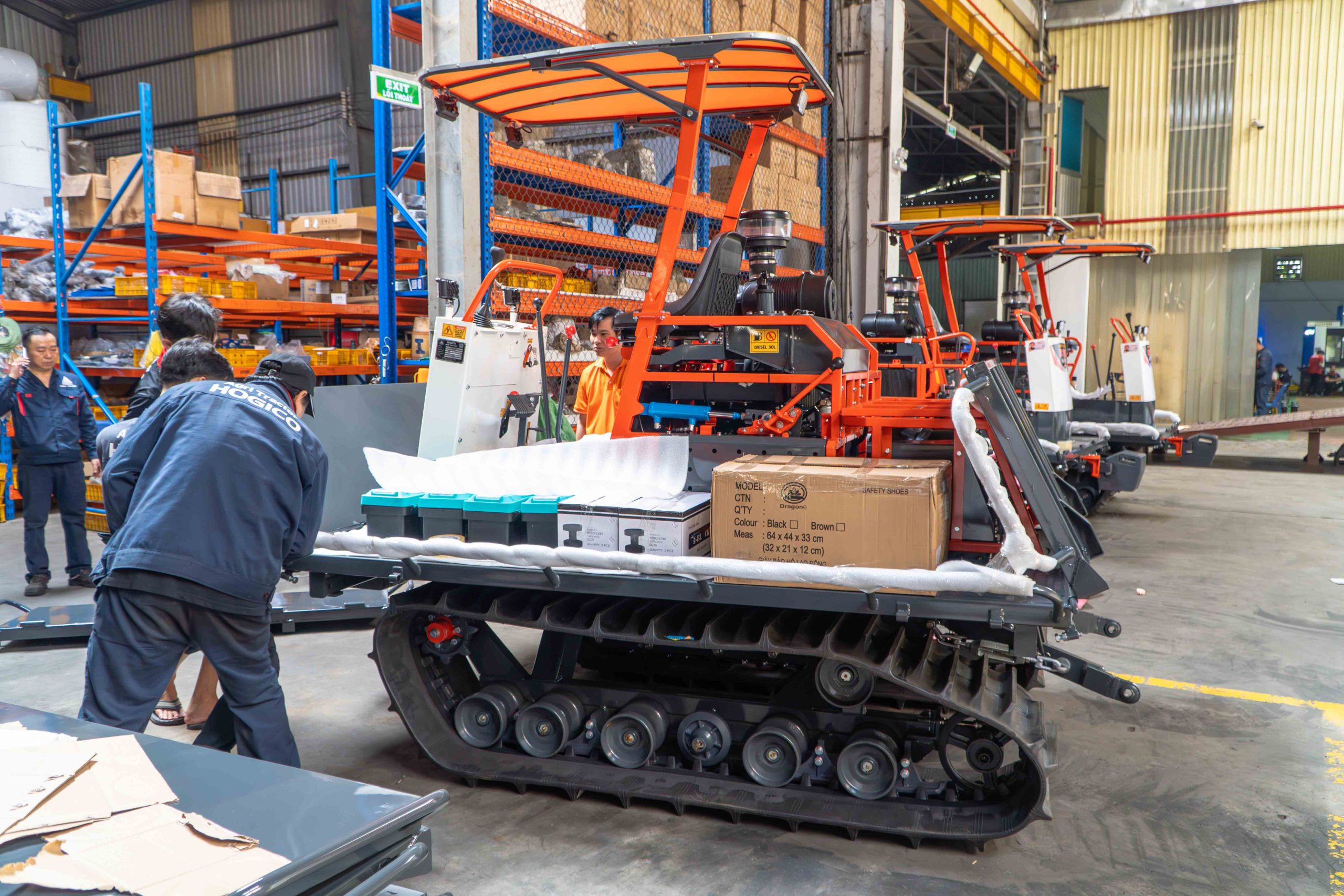 HOGICO Xuất Khẩu Lô Hàng 8 Máy Kéo Bánh Xích HOGICO Xuất Khẩu Lô Hàng 8 Máy Kéo Bánh Xích