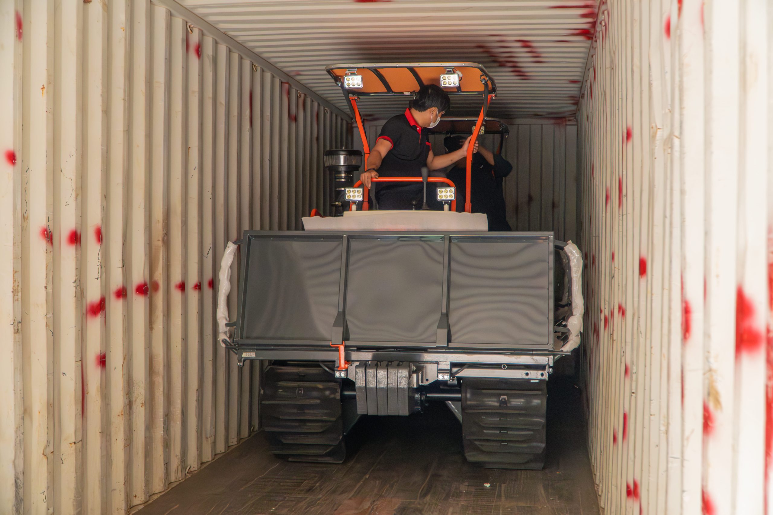 HOGICO Xuất Khẩu Lô Hàng 8 Máy Kéo Bánh Xích HOGICO Xuất Khẩu Lô Hàng 8 Máy Kéo Bánh Xích