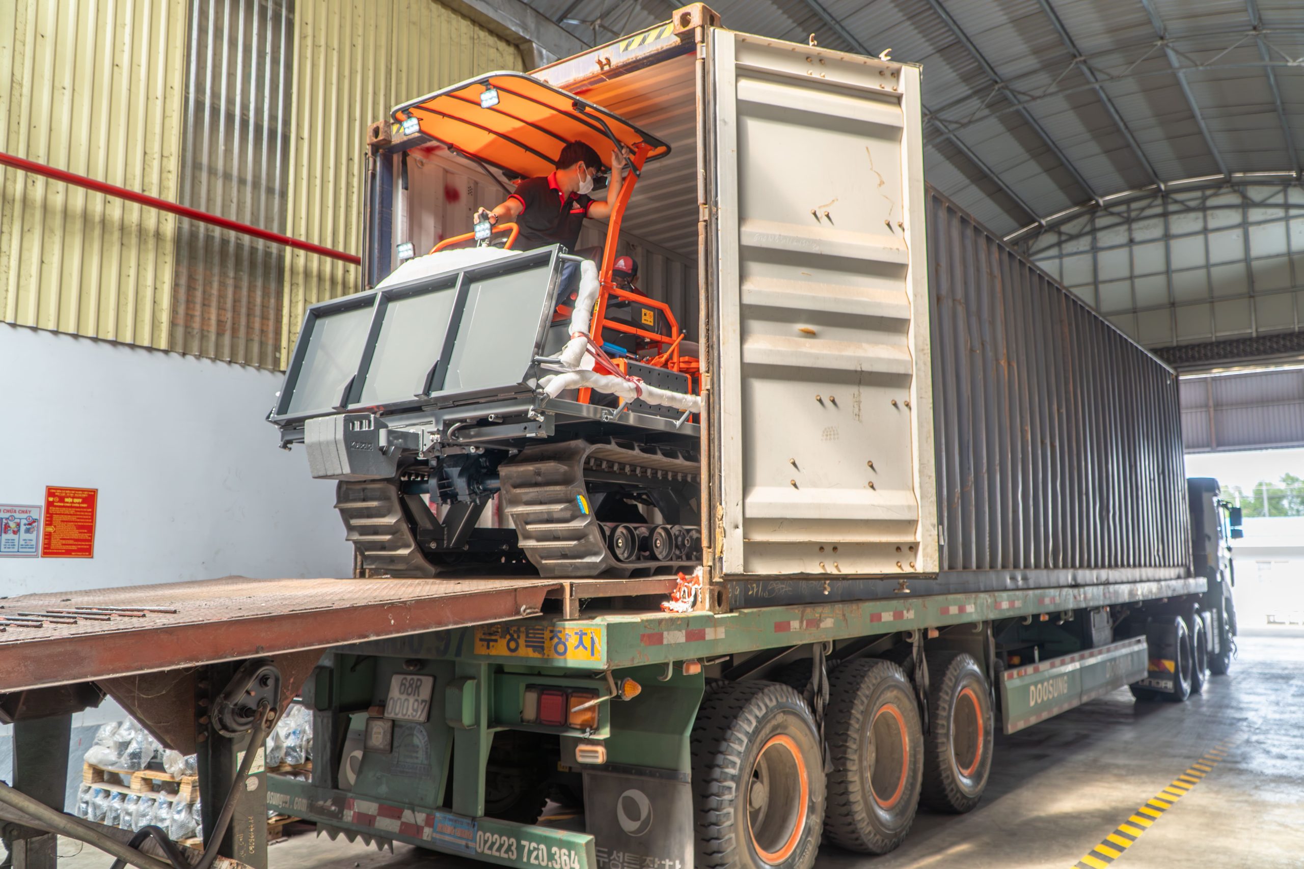 HOGICO Xuất Khẩu Lô Hàng 8 Máy Kéo Bánh Xích HOGICO Xuất Khẩu Lô Hàng 8 Máy Kéo Bánh Xích