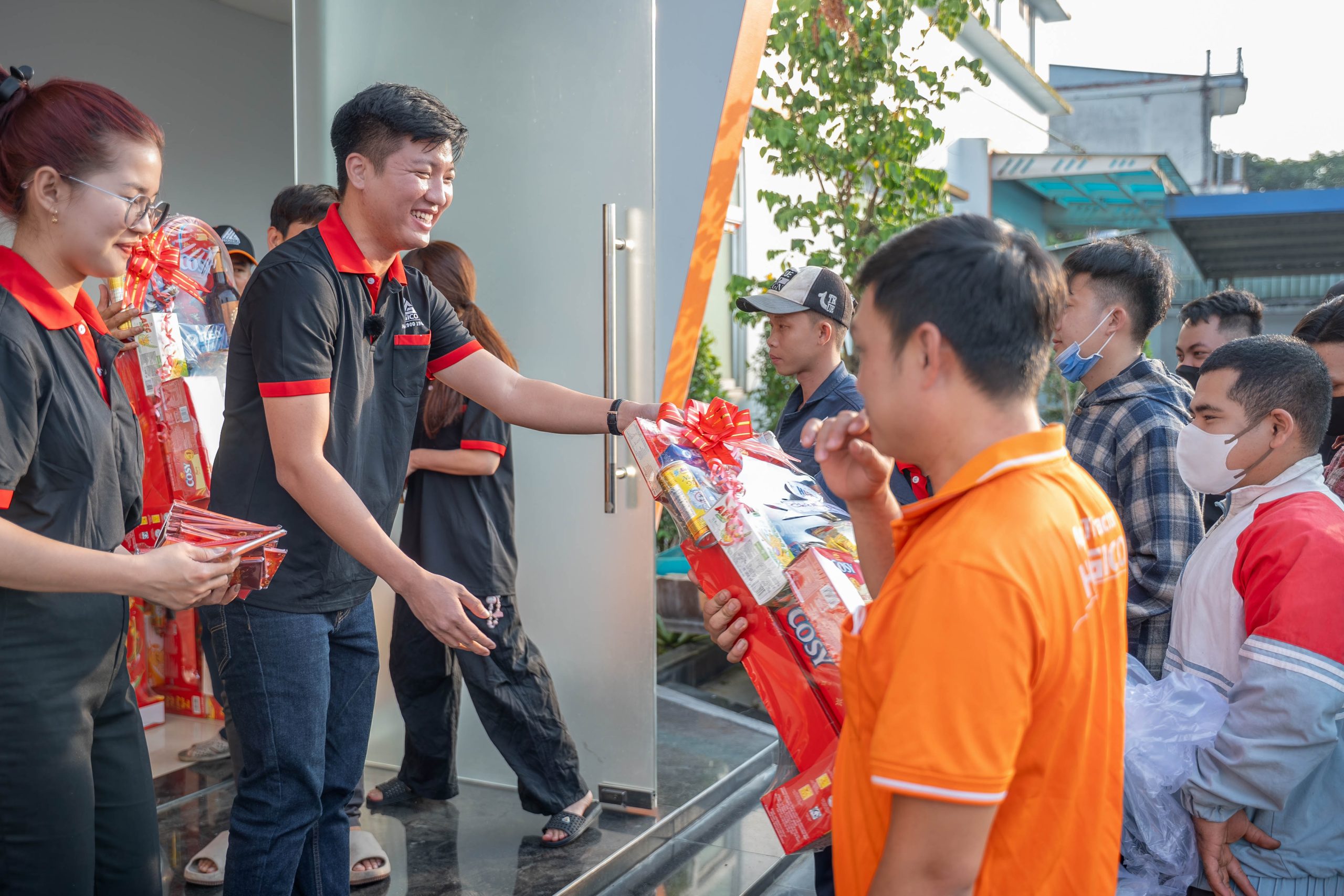 TRAO QUÀ TẾT CHO NHÂN VIÊN HOGICO