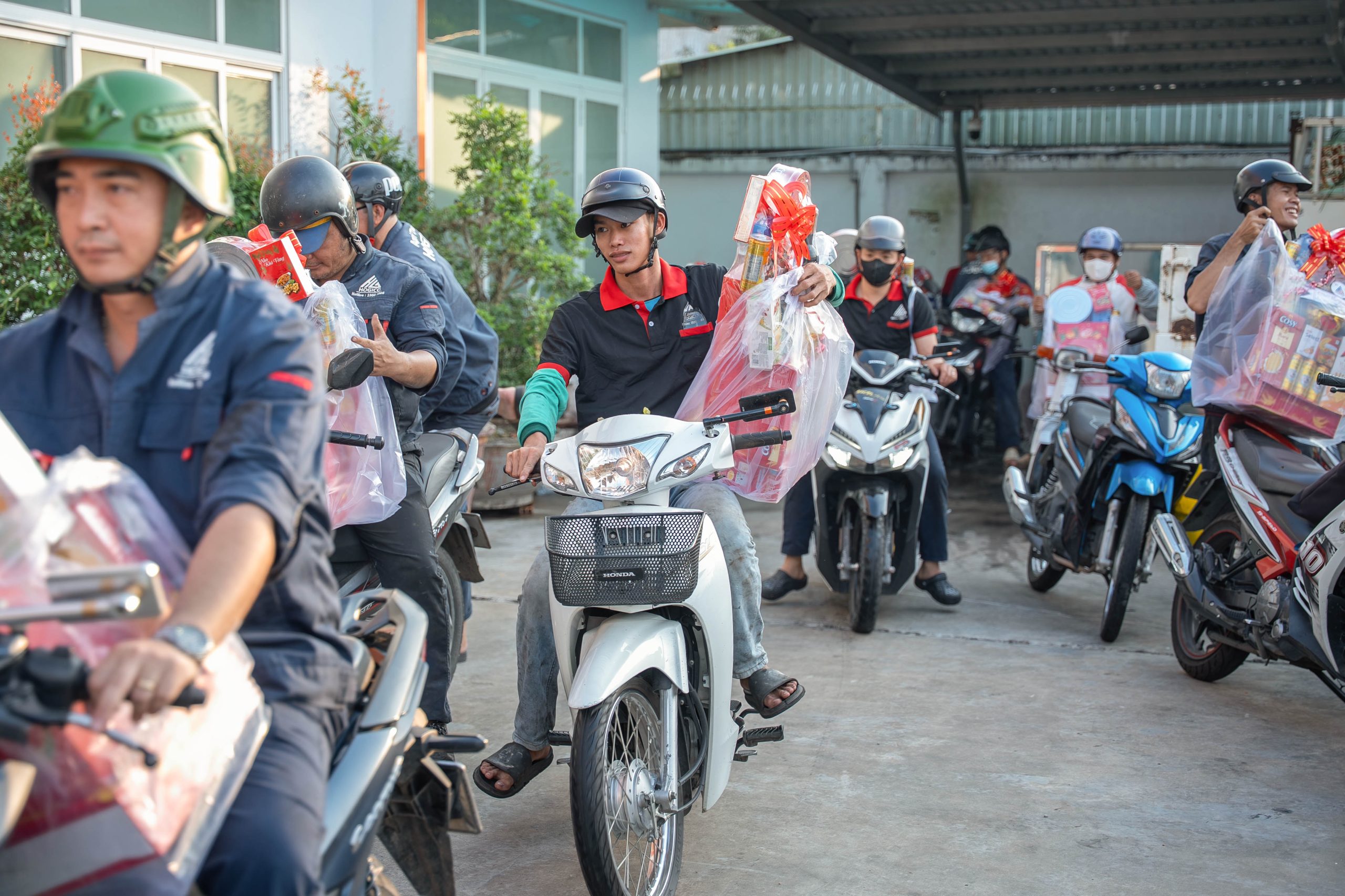 TRAO QUÀ TẾT CHO NHÂN VIÊN HOGICO