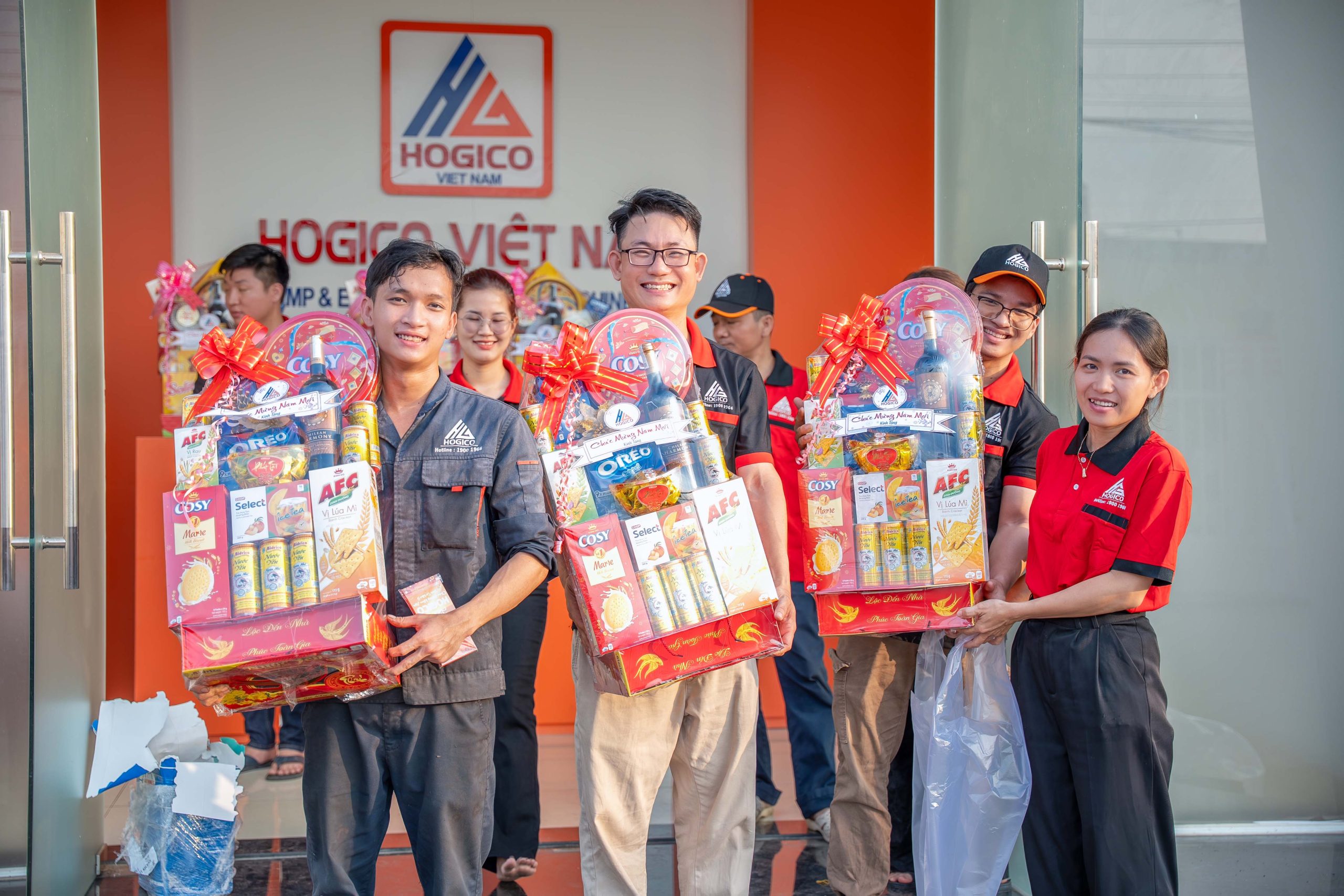 TRAO QUÀ TẾT CHO NHÂN VIÊN HOGICO