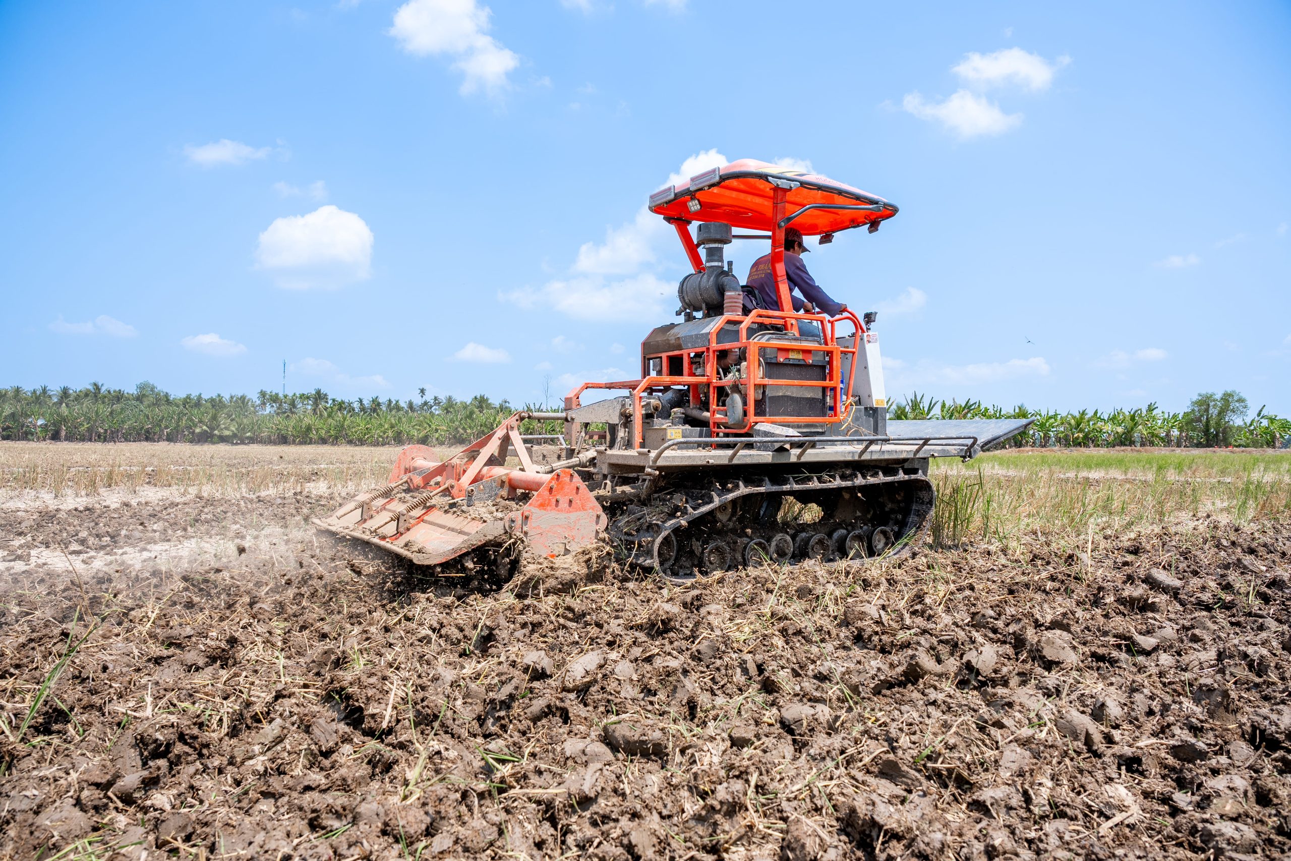 Đồng hành cùng bà con trên từng cánh đồng
