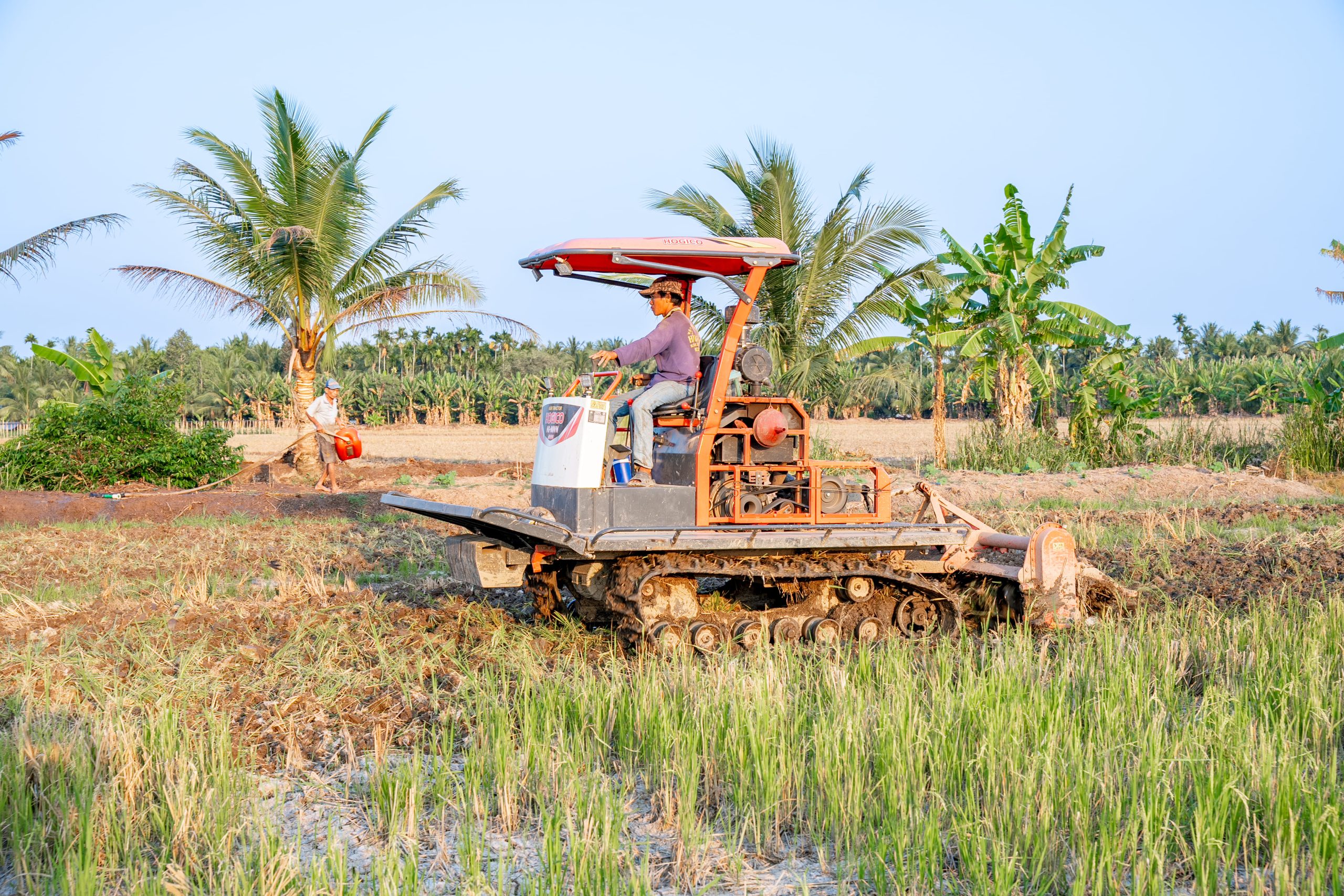 Đồng hành cùng bà con trên từng cánh đồng