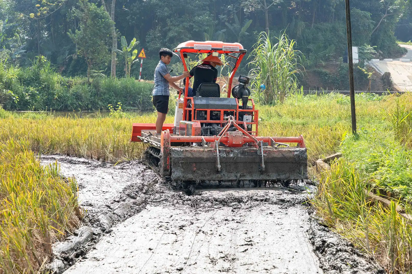 Máy Kéo Bánh Xích Có Lợi Thế Gì Khi Làm Việc Trên Ruộng Lầy, Đất Yếu?