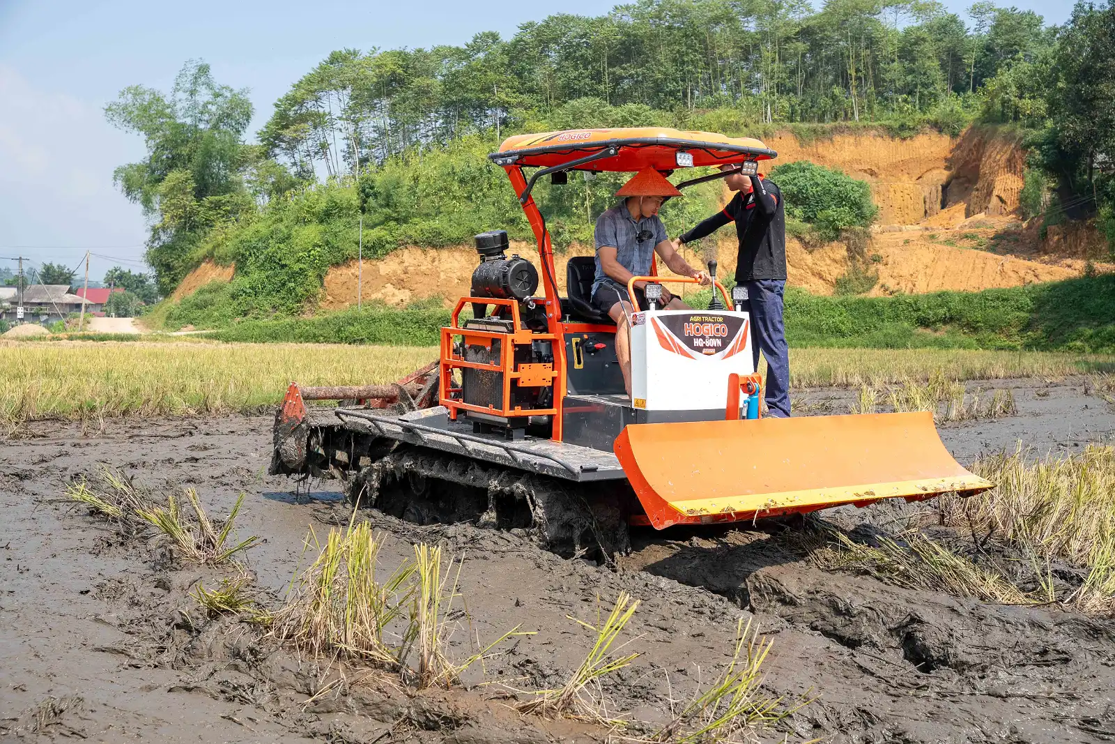 Máy Kéo Bánh Xích Có Lợi Thế Gì Khi Làm Việc Trên Ruộng Lầy, Đất Yếu?
