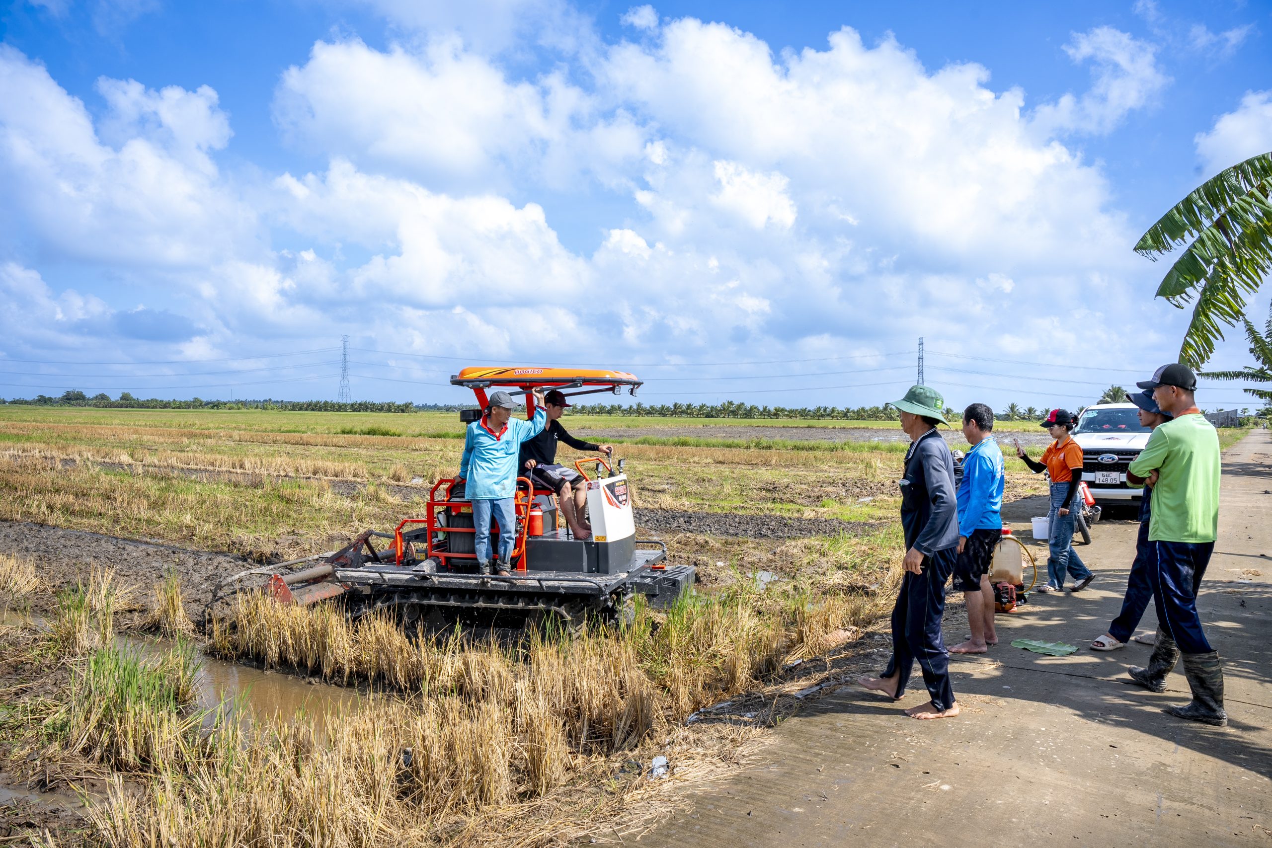 Bàn giao máy kéo bánh xích 3 trong 1 Bàn giao máy kéo bánh xích 3 trong 1