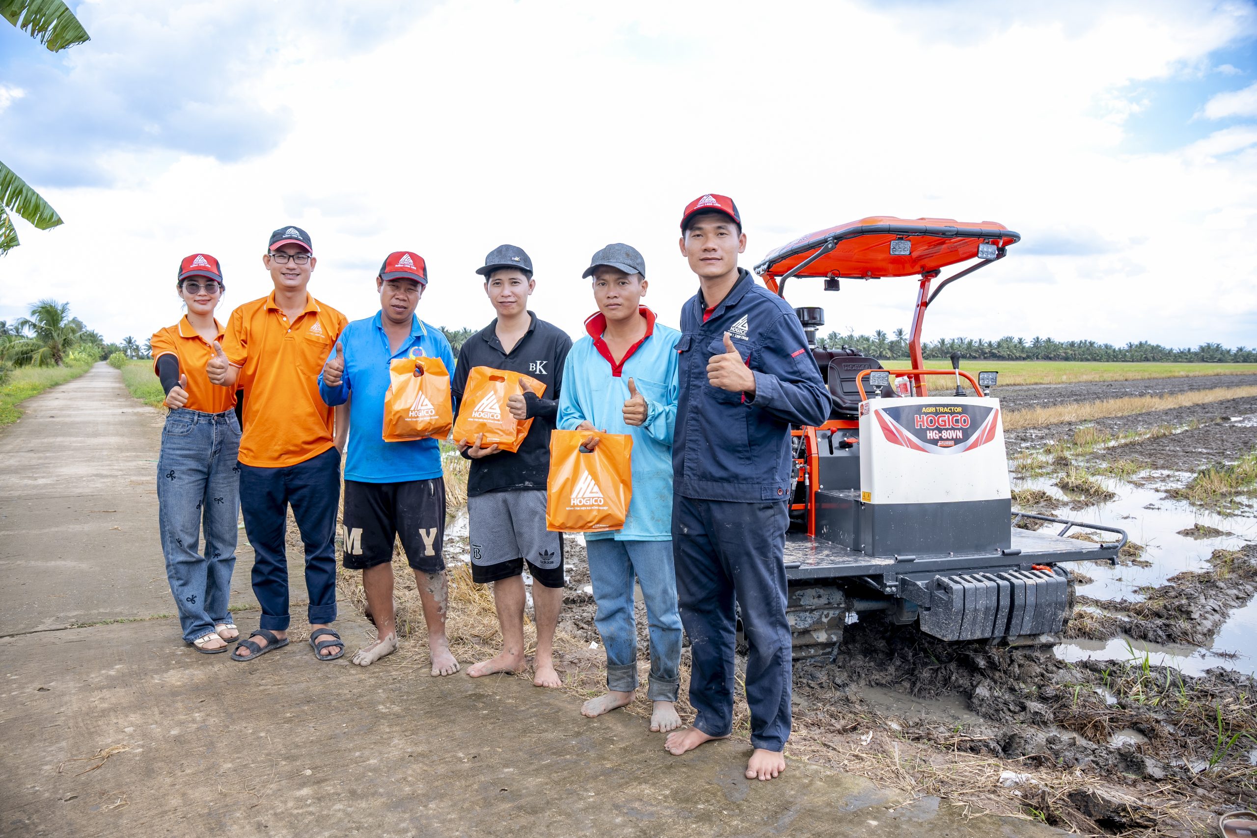 Bàn giao máy kéo bánh xích 3 trong 1 Bàn giao máy kéo bánh xích 3 trong 1