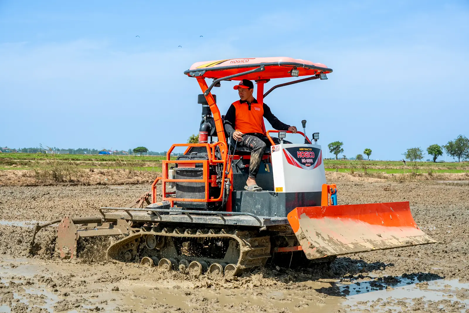 Máy Kéo Bánh Xích Có Lợi Thế Gì Khi Làm Việc Trên Ruộng Lầy, Đất Yếu?