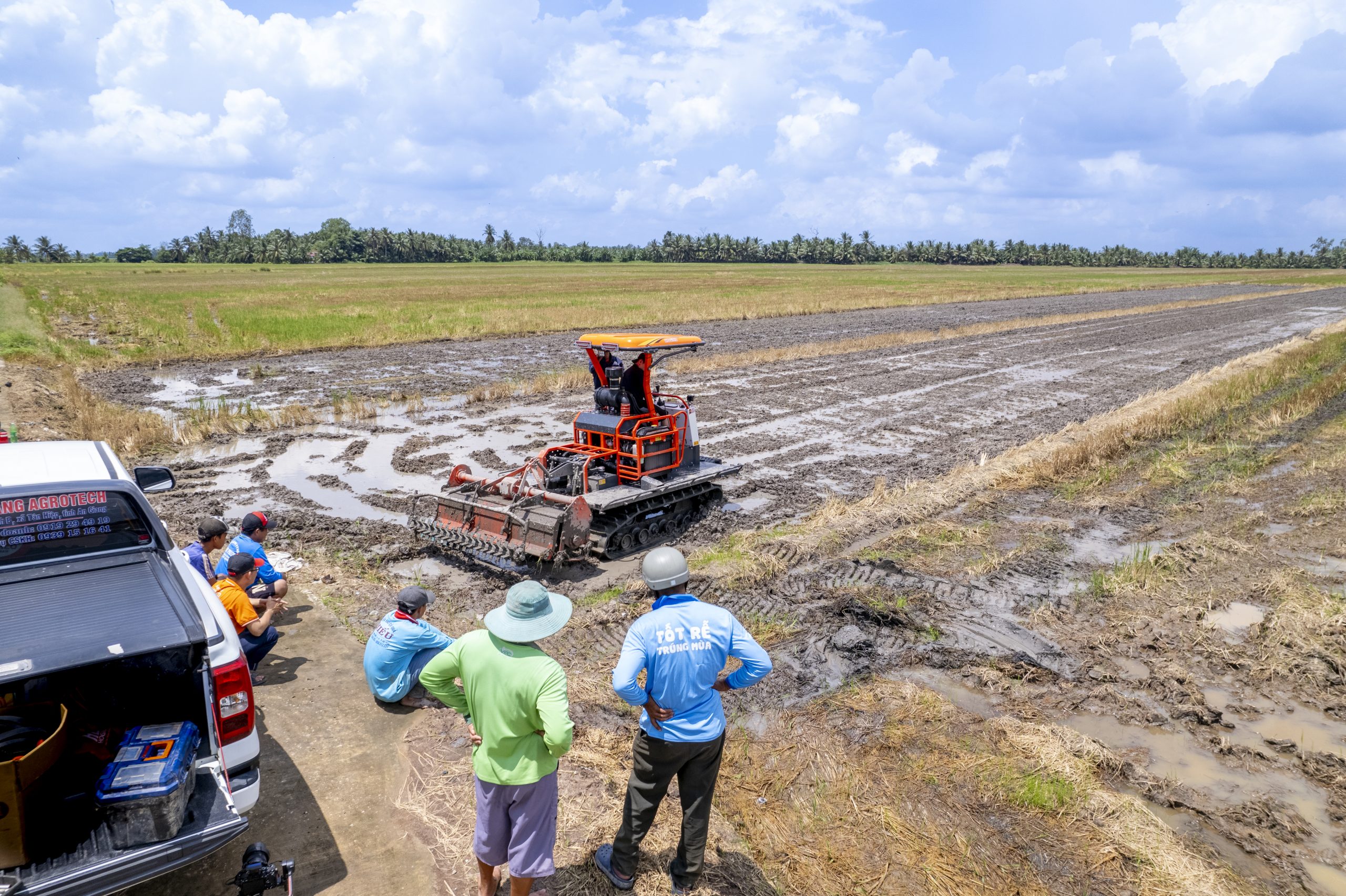 Bàn giao máy kéo bánh xích 3 trong 1