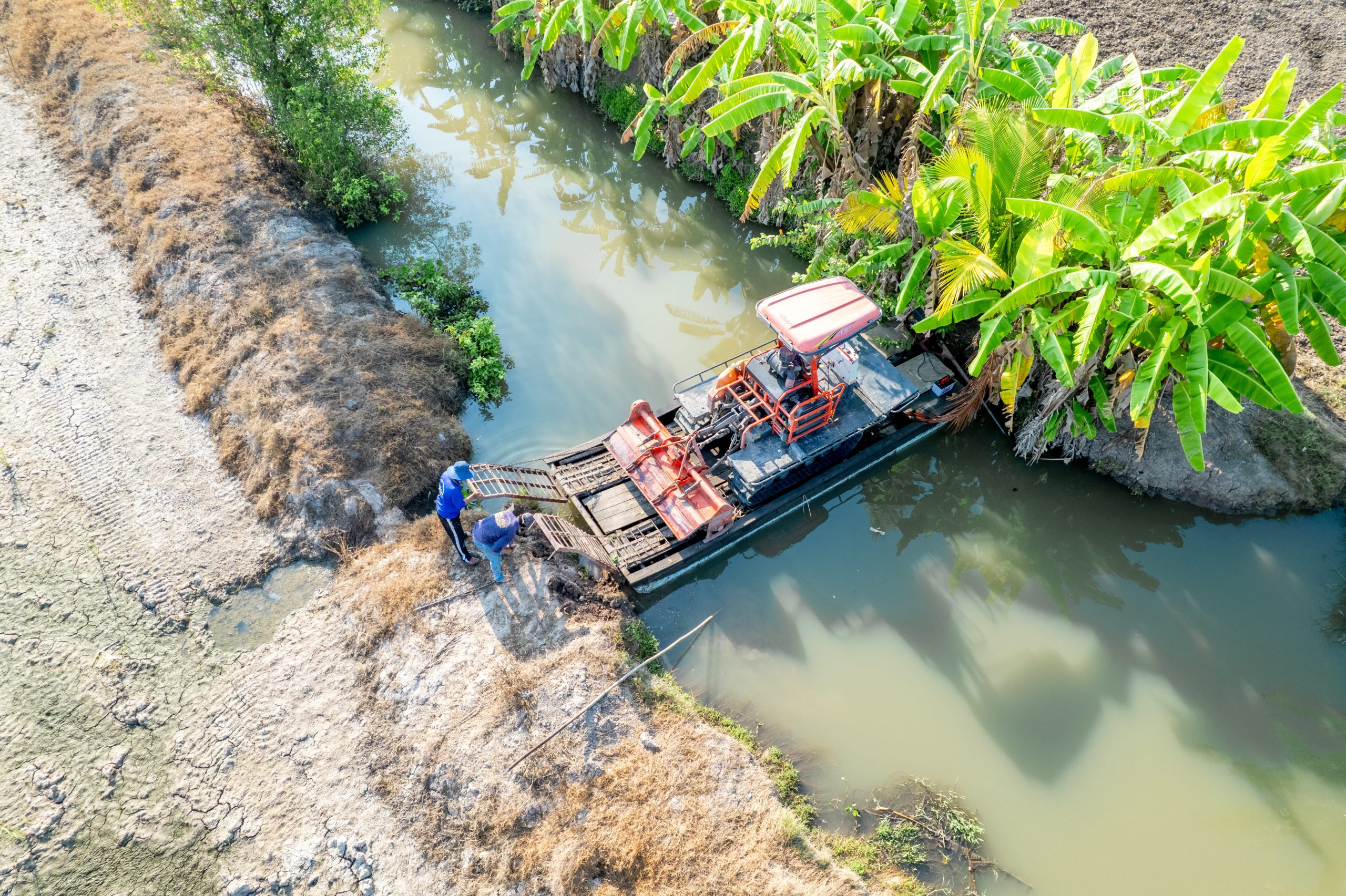 Đồng hành cùng bà con trên từng cánh đồng