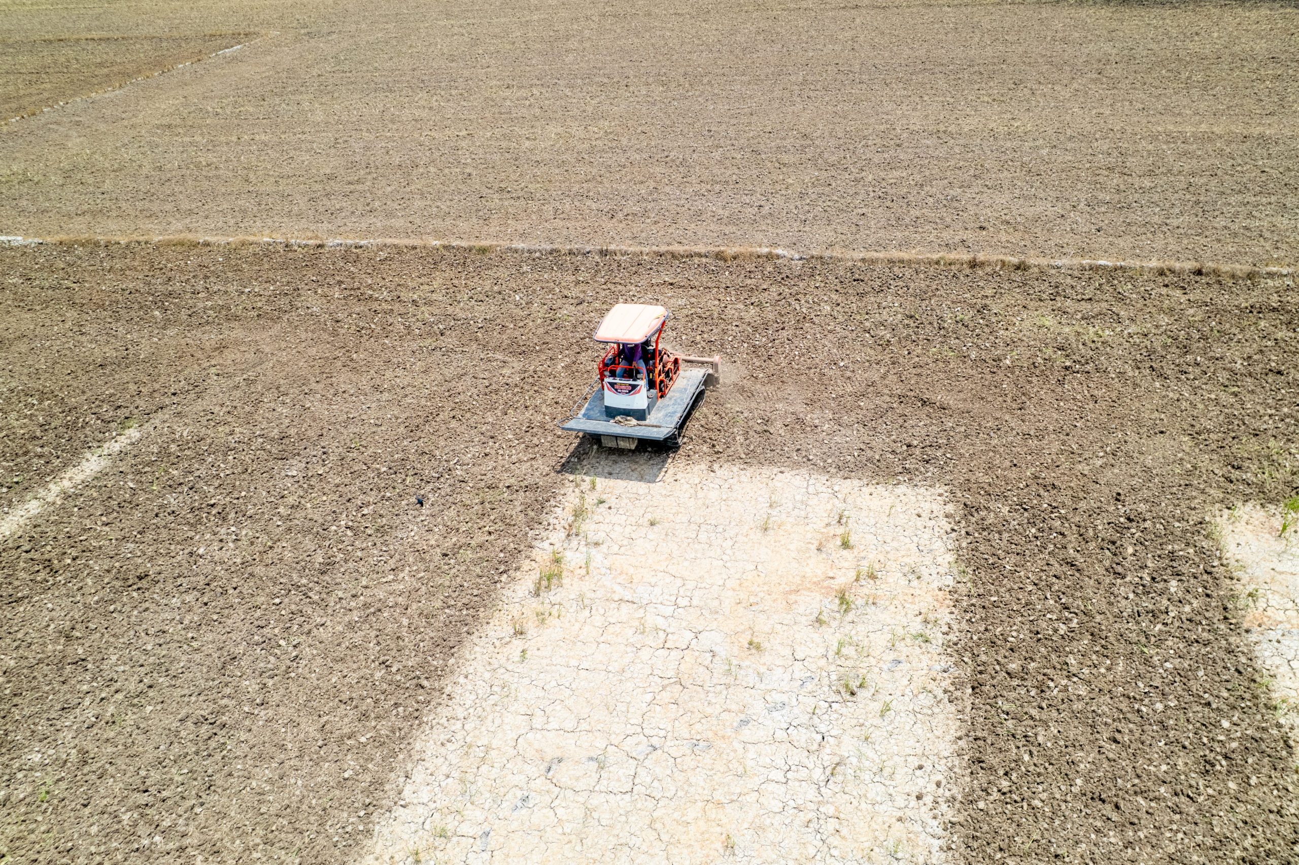 Đồng hành cùng bà con trên từng cánh đồng