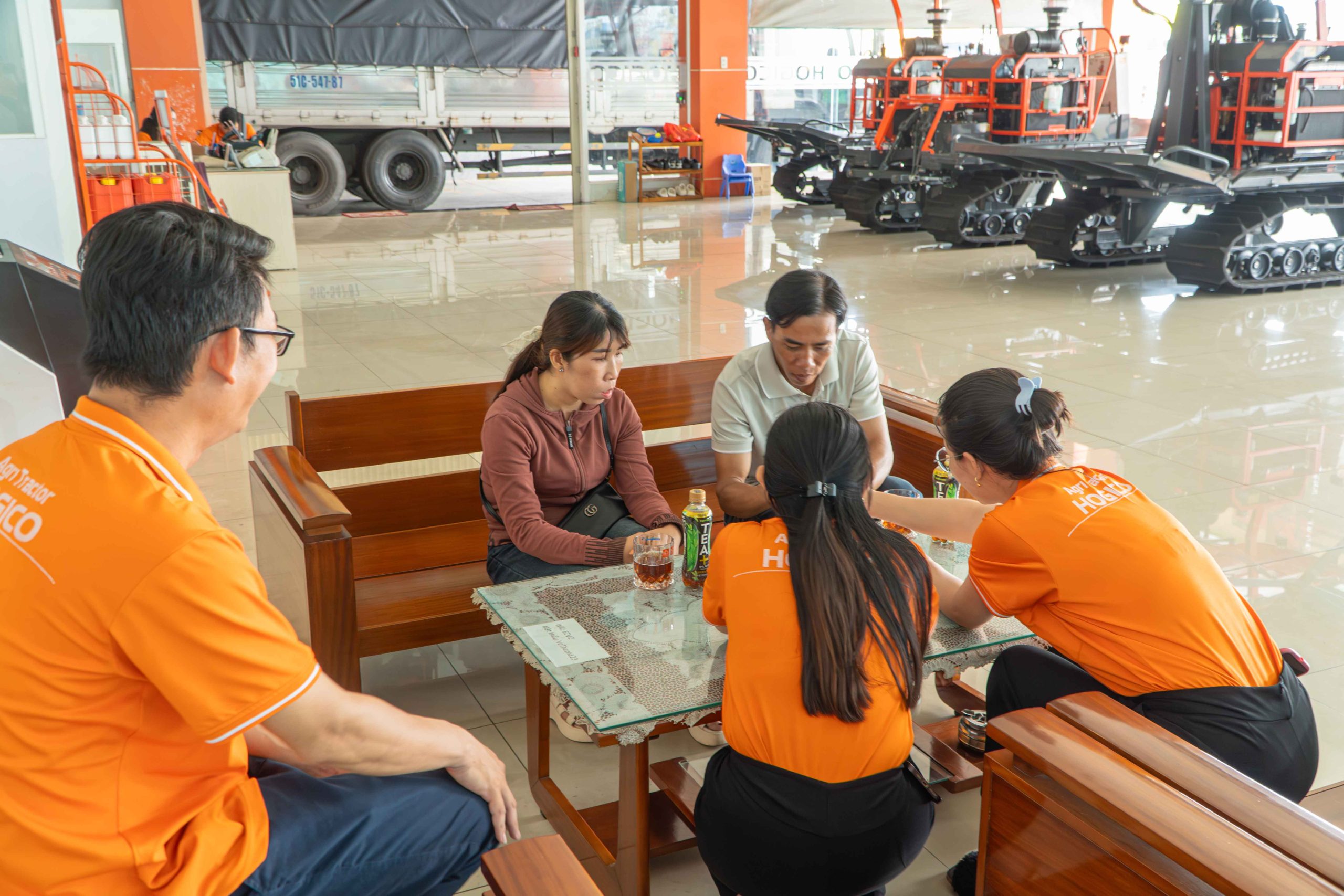 Bàn giao L-5228DT cho anh Nghĩa Bàn giao L-5228DT cho anh Nghĩa