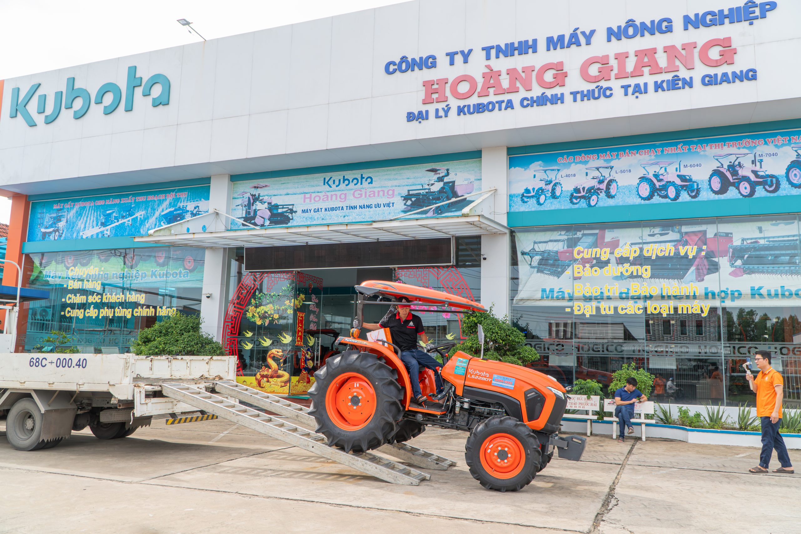 Bàn giao L-5228DT cho anh Nghĩa Bàn giao L-5228DT cho anh Nghĩa