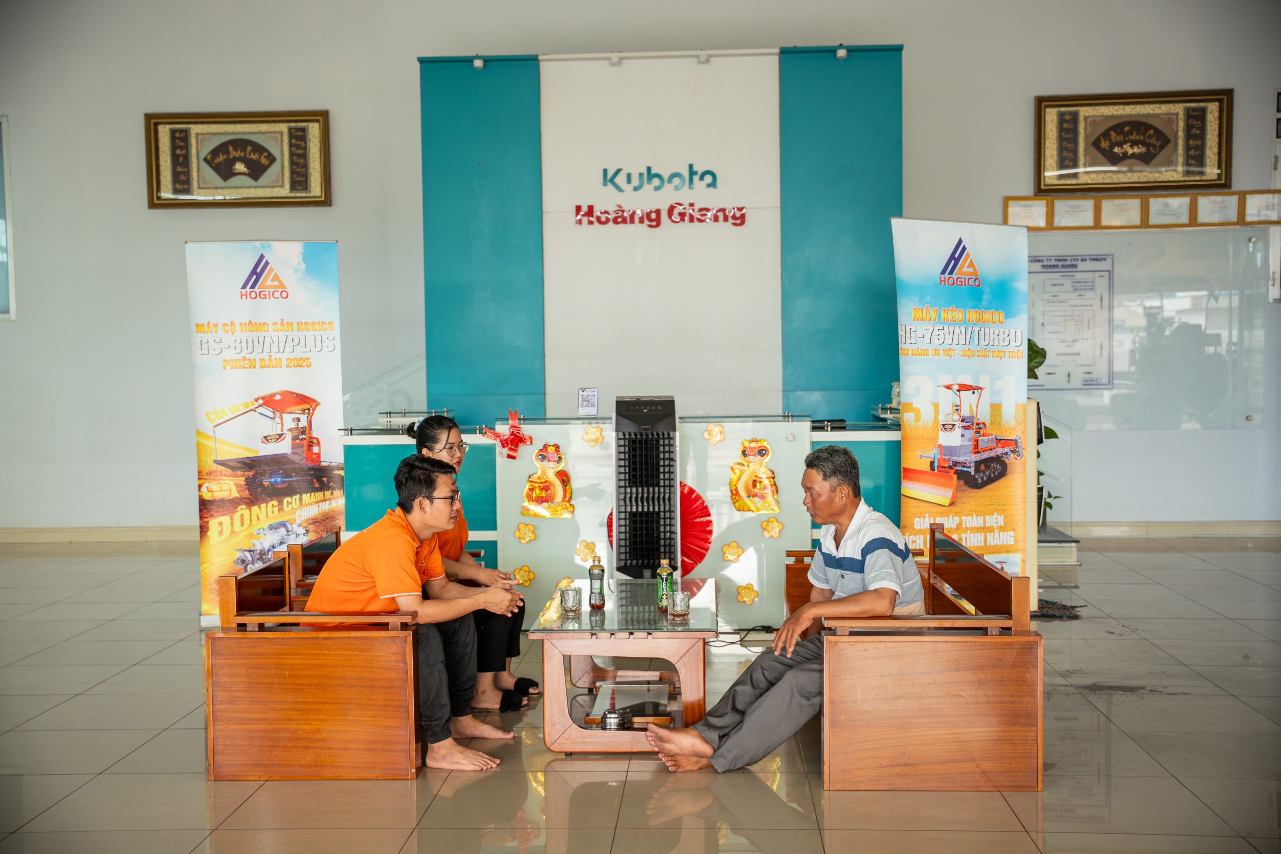 Cờ Đỏ chào đón L-5228 tại gia đình chú Thăm