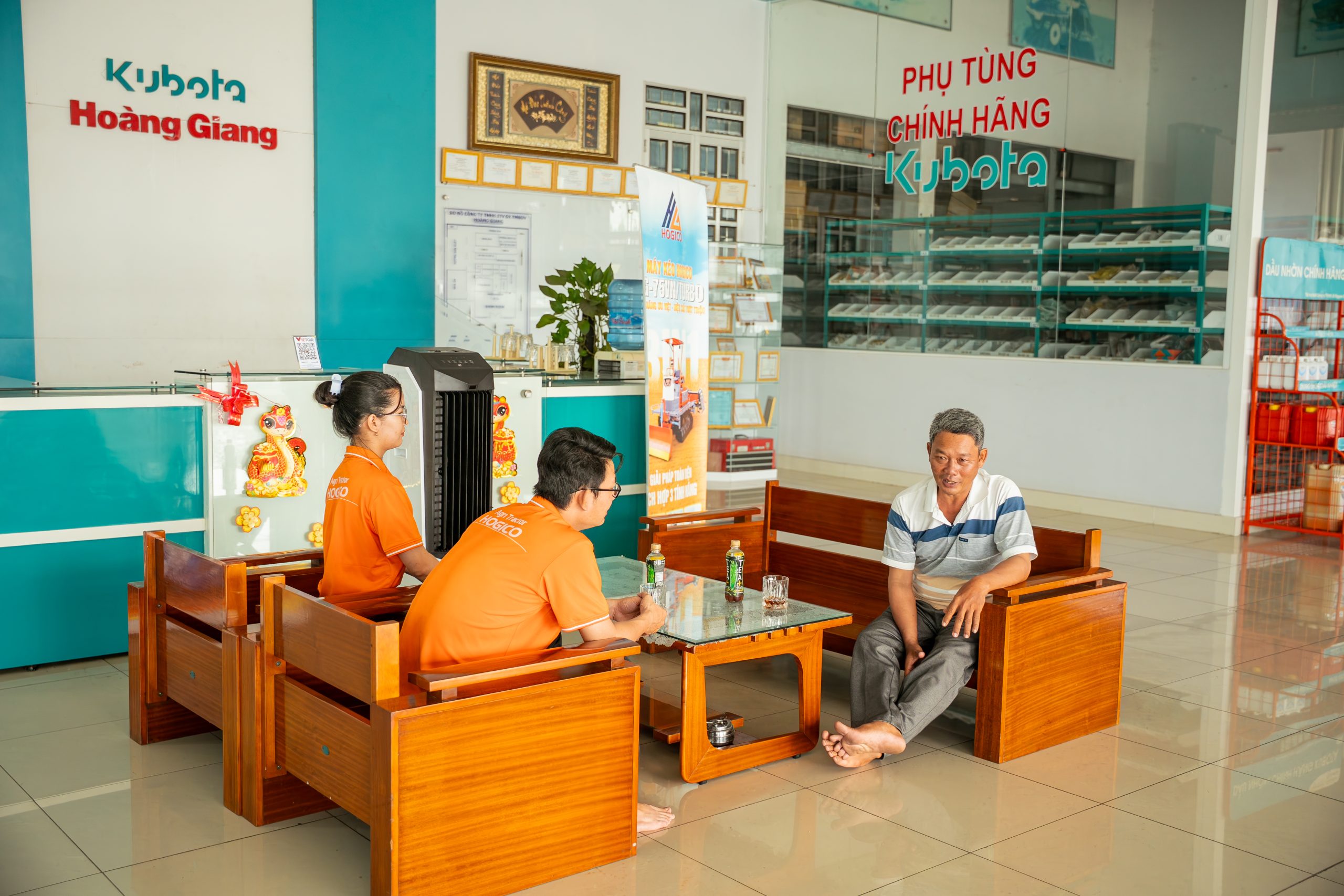 Cờ Đỏ chào đón L-5228 tại gia đình chú Thăm