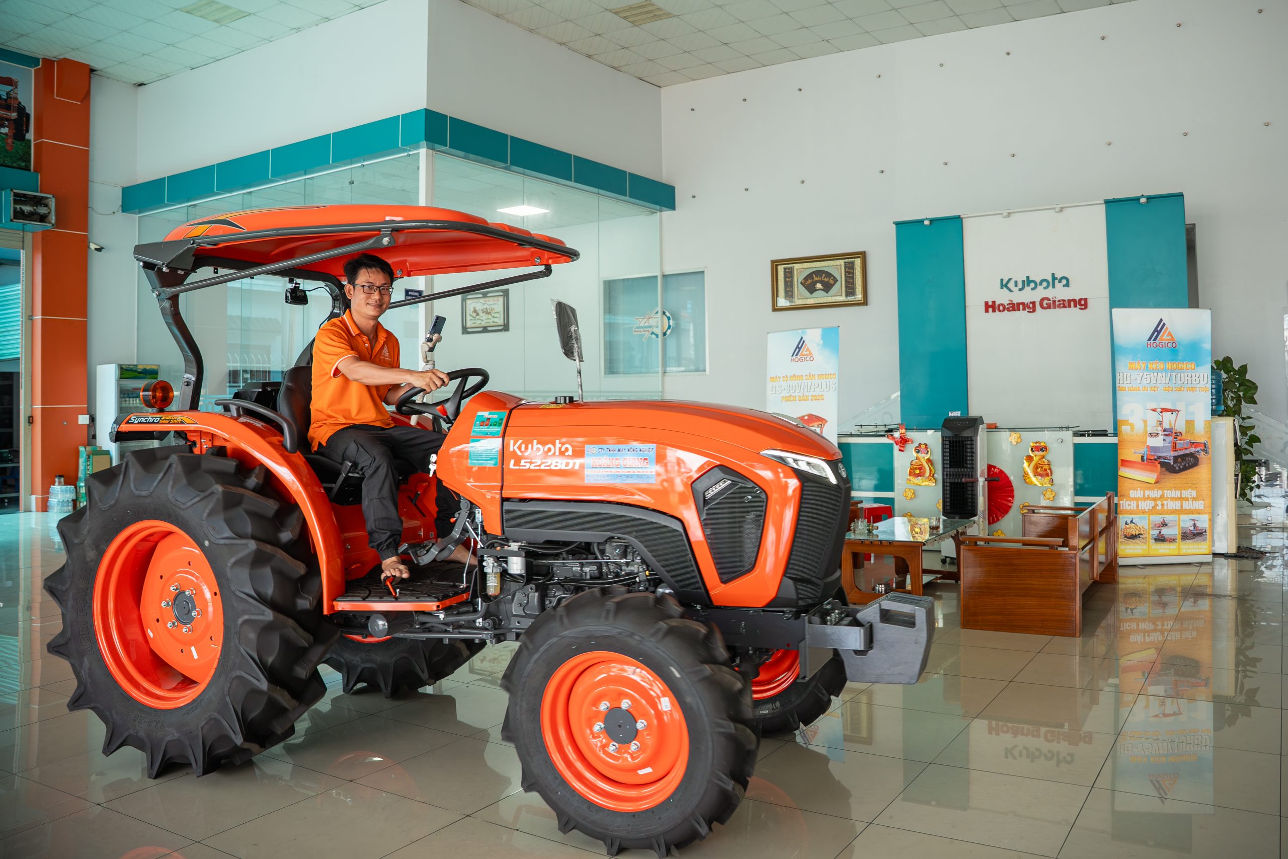 Cờ Đỏ chào đón L-5228 tại gia đình chú Thăm