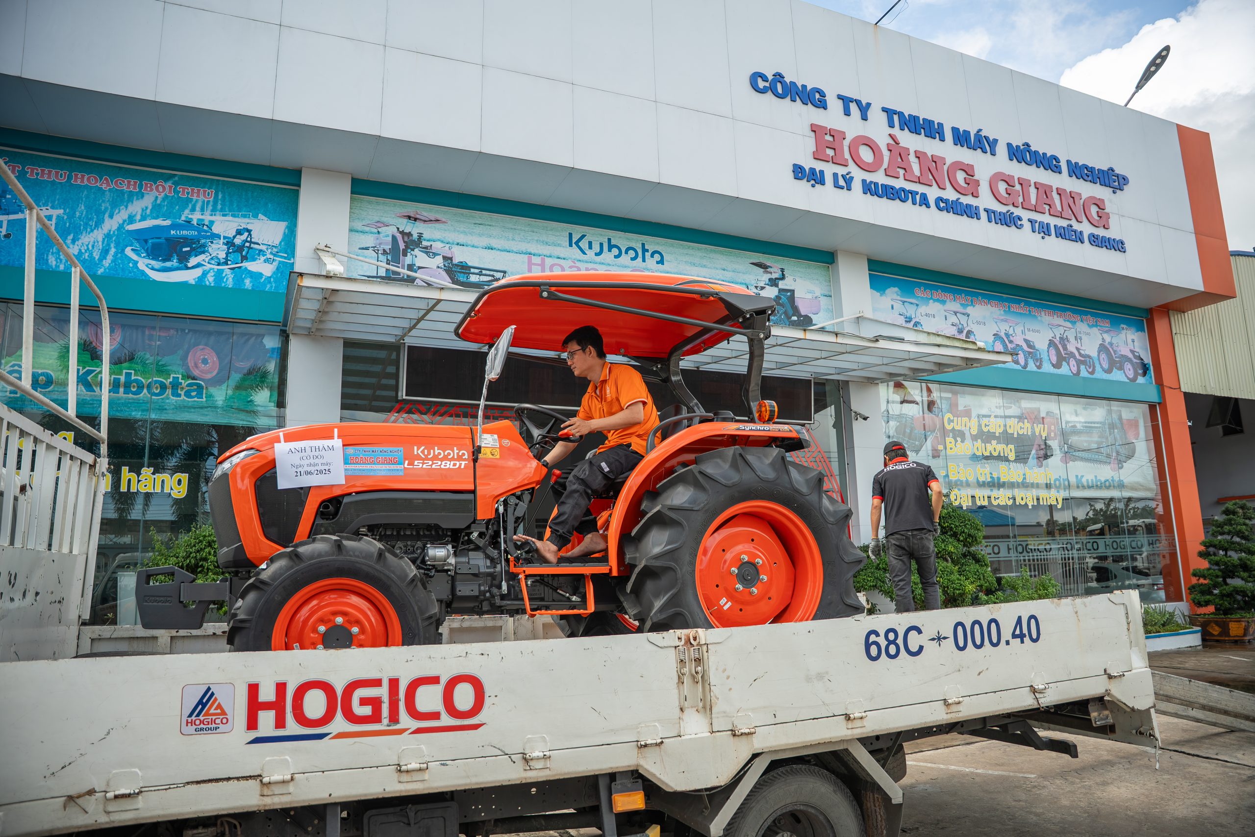 Cờ Đỏ chào đón L-5228 tại gia đình chú Thăm