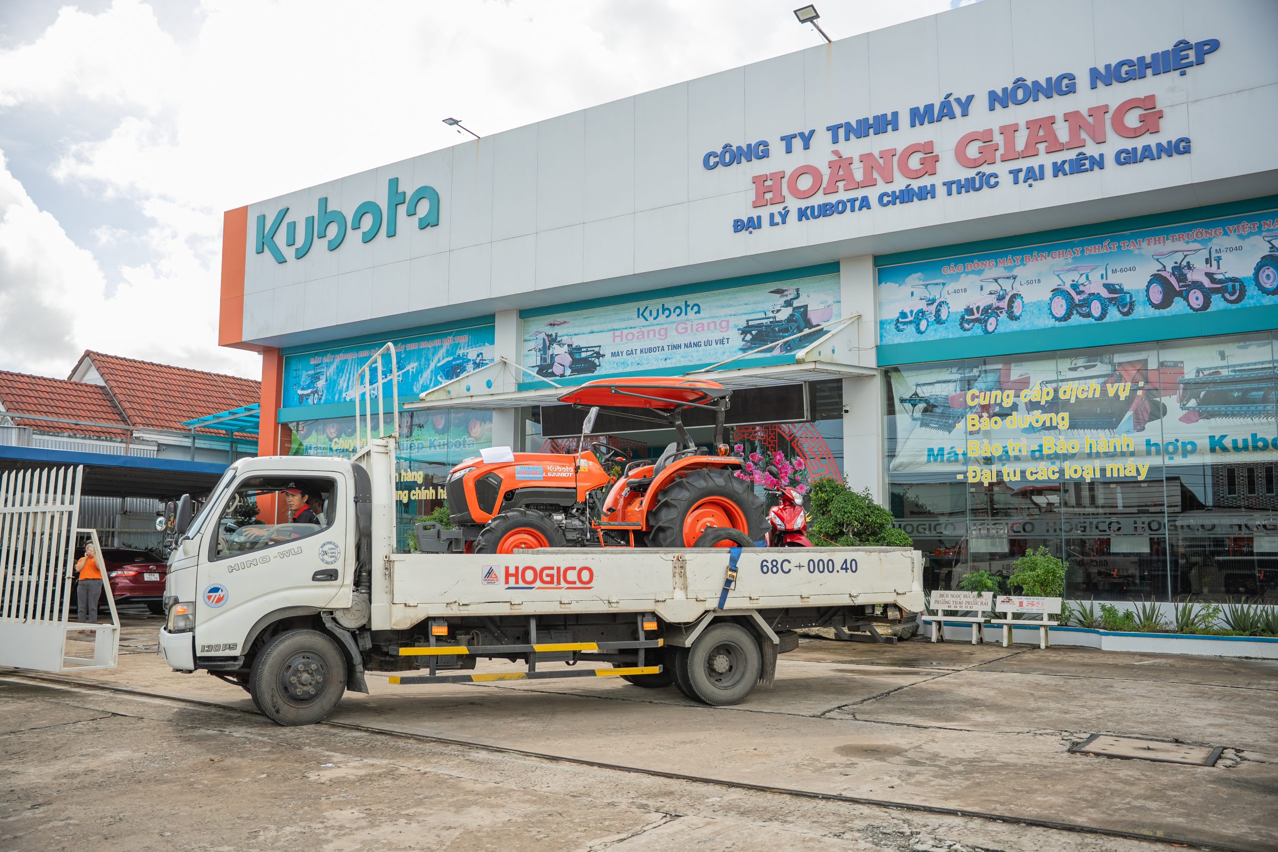 Cờ Đỏ chào đón L-5228 tại gia đình chú Thăm