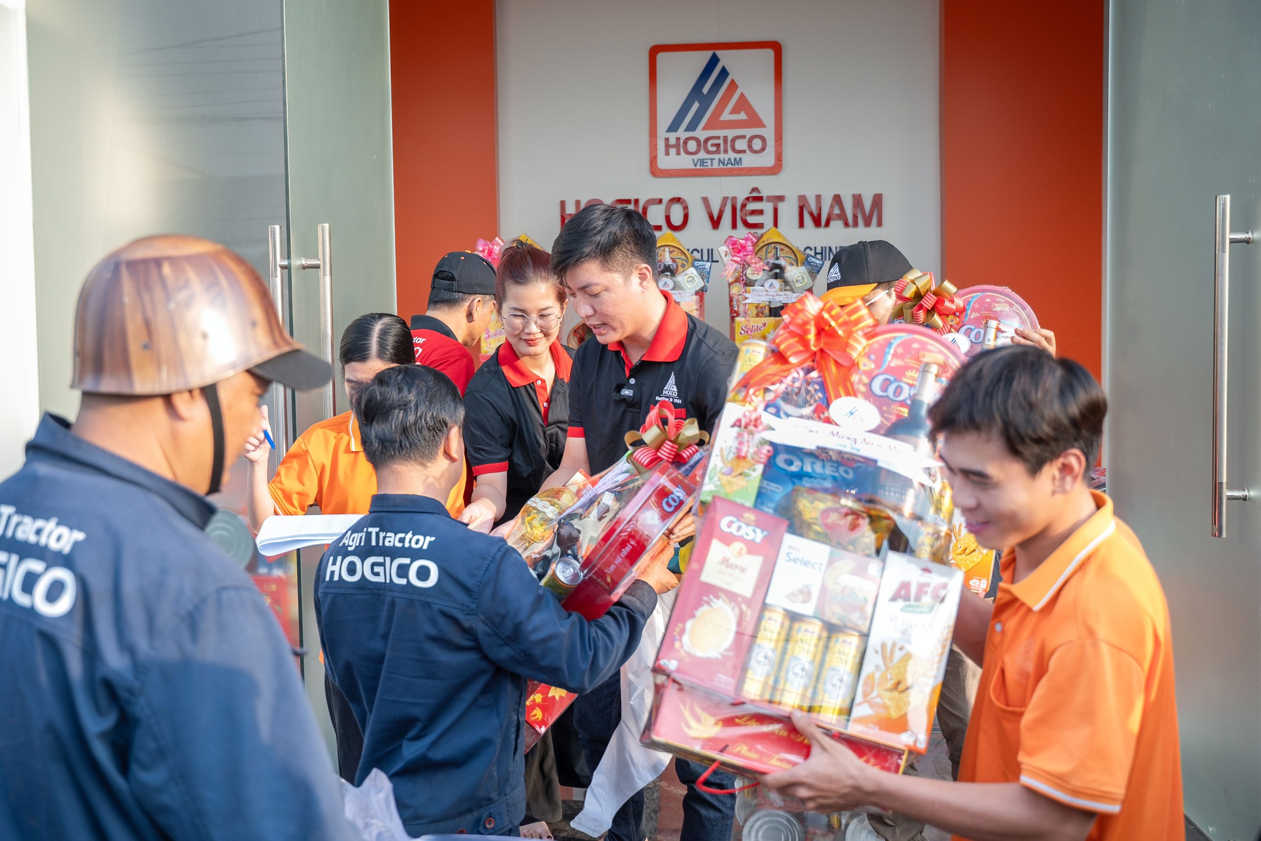 TRAO QUÀ TẾT CHO NHÂN VIÊN HOGICO