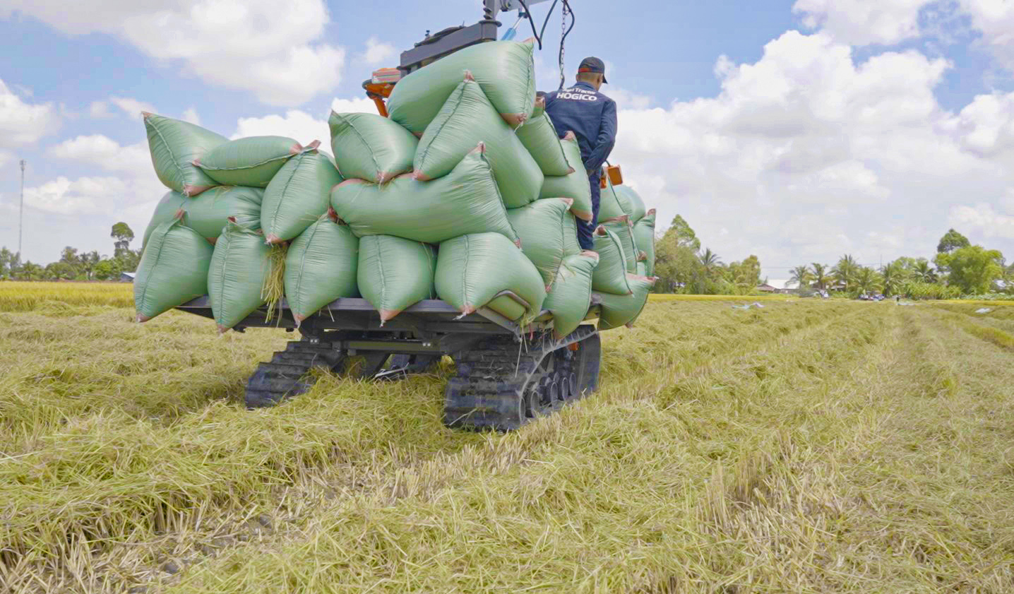 máy cộ lúa bánh xích chở nặng