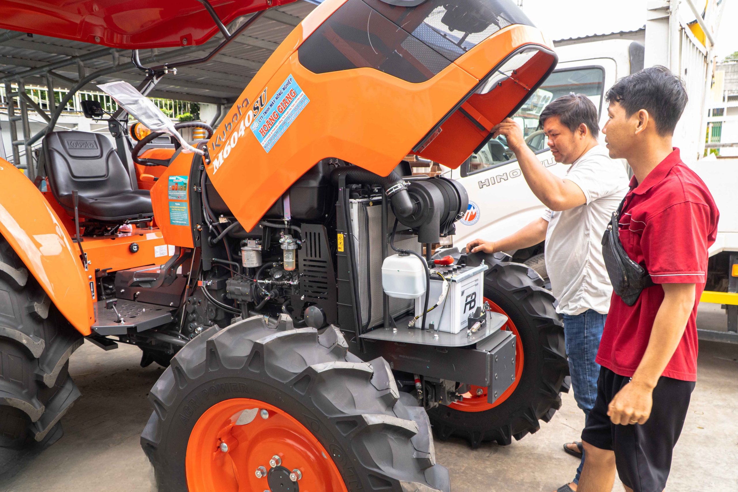 máy kéo KUBOTA M6040