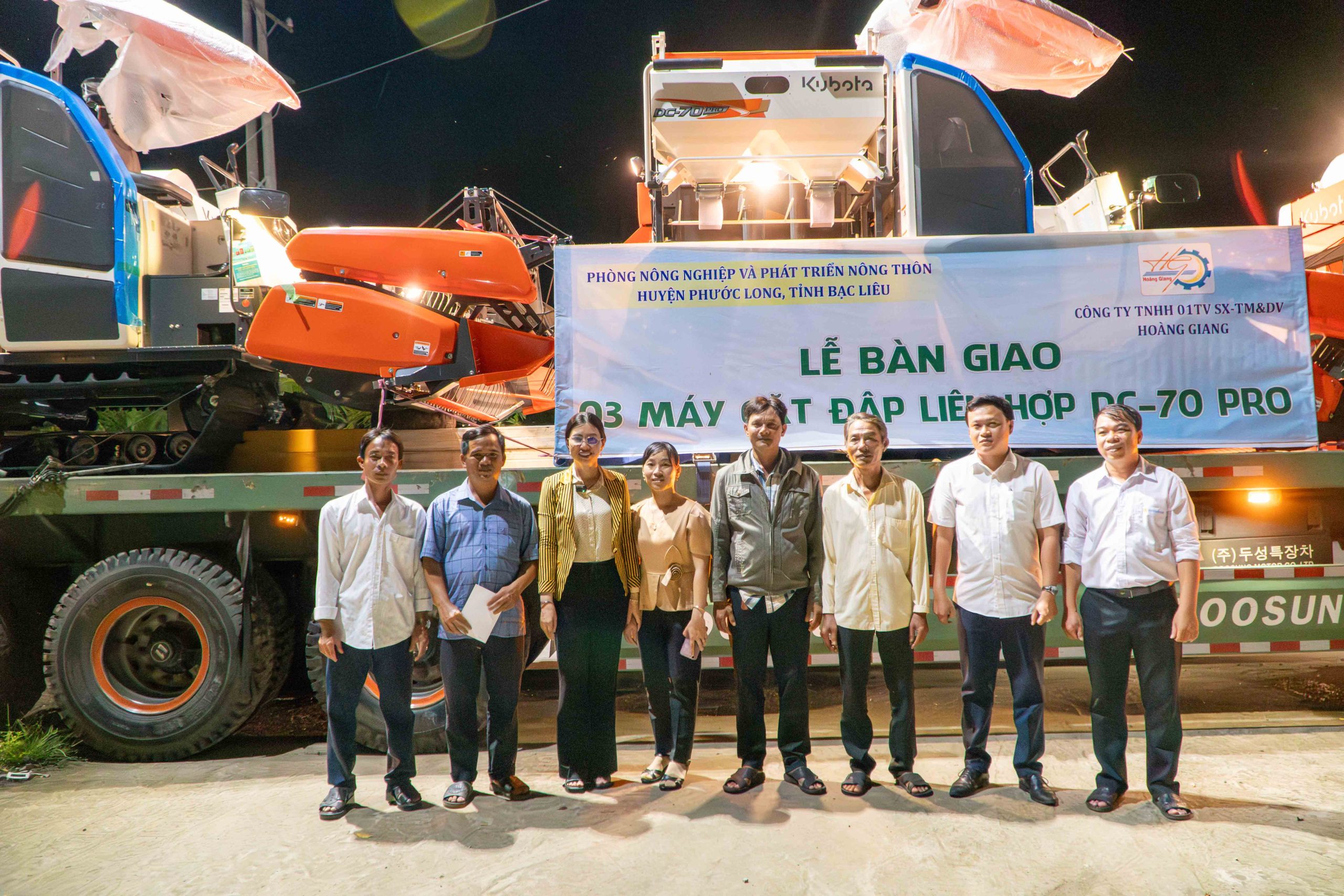 kubota hoàng giang bàn giao 3 máy gặt
