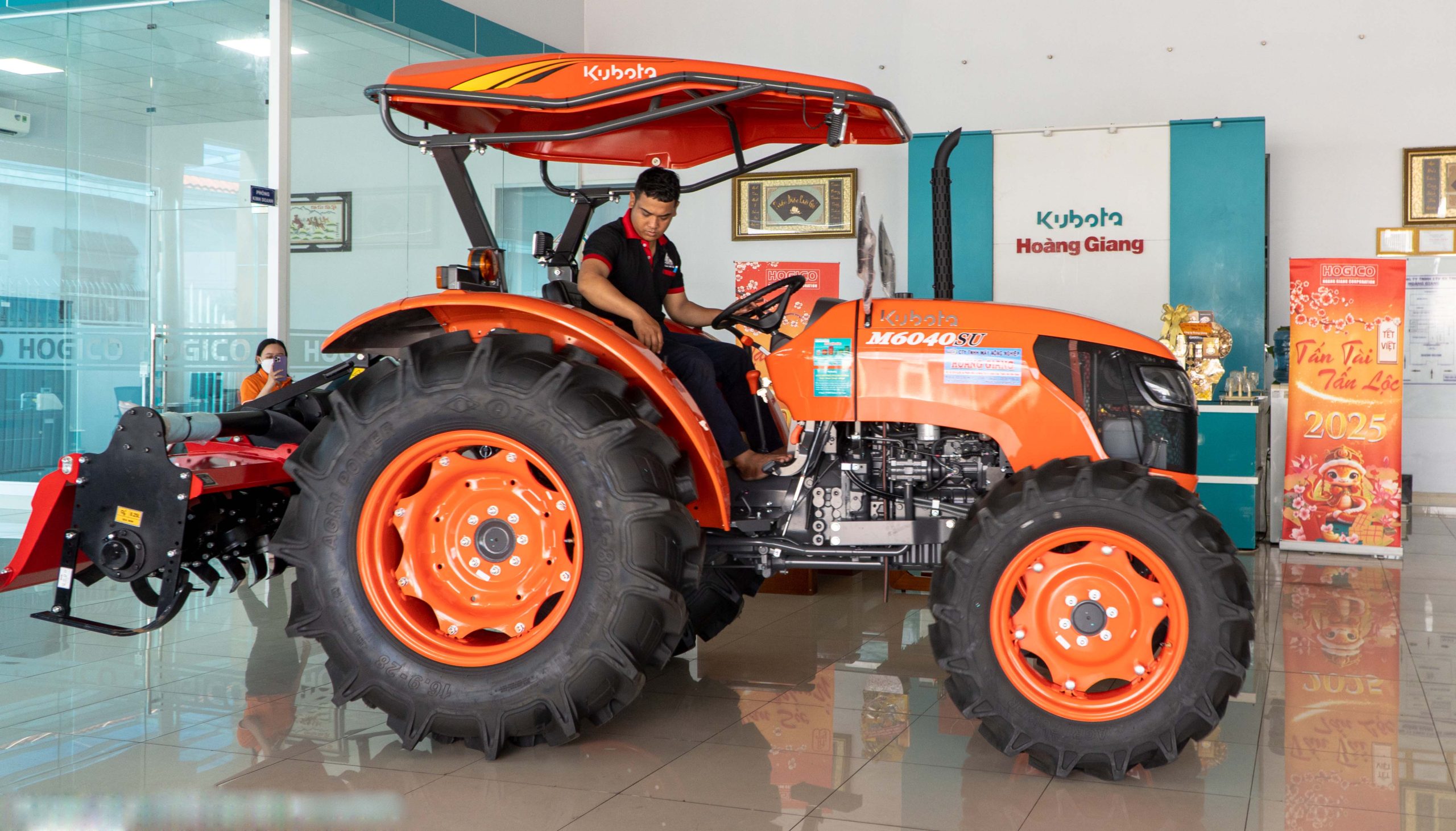 máy caỳ xới đất