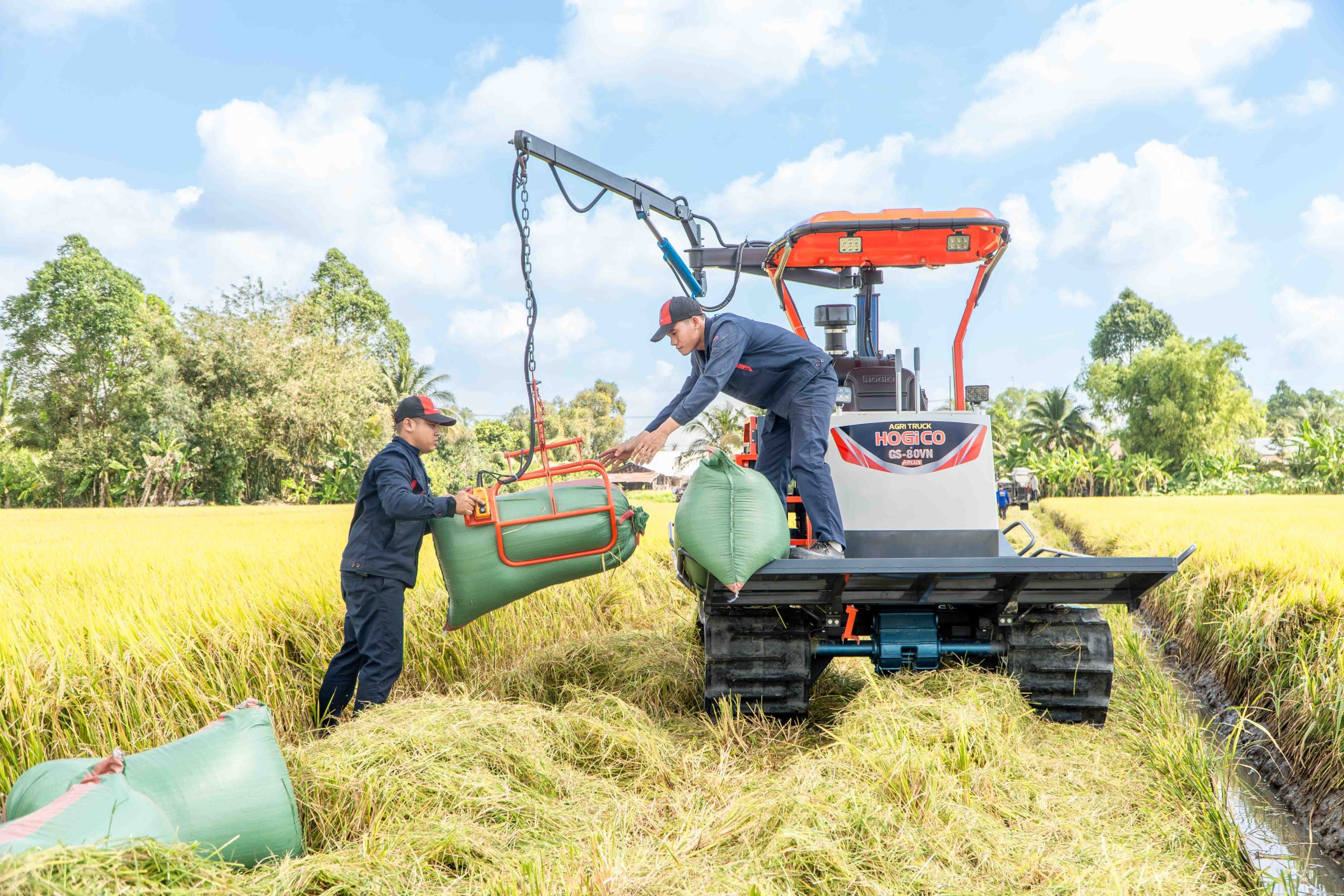 máy cộ nông sản HOGICO tích hợp cần cẩu thủy lực