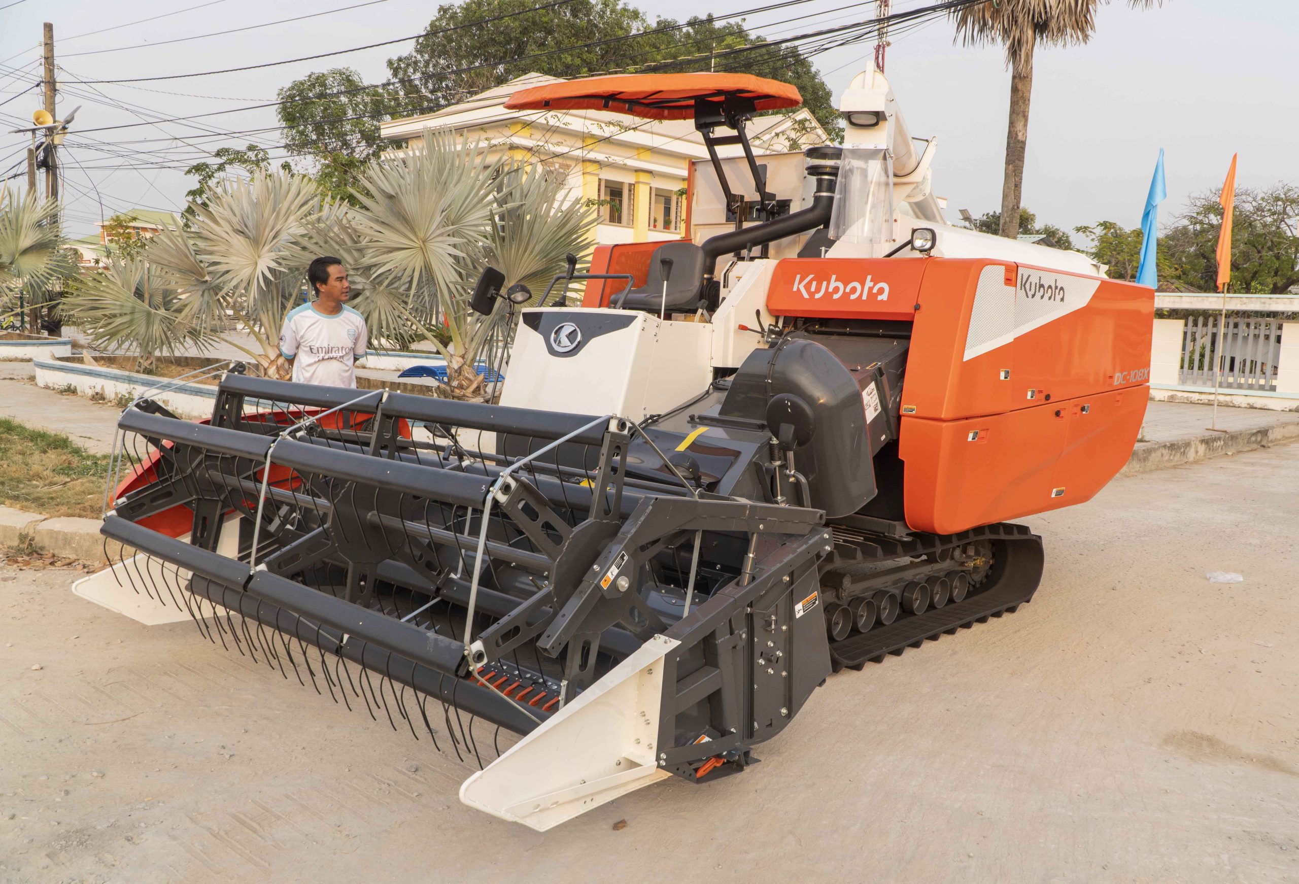máy gặt đập liên hợp KUBOTA dc-108x