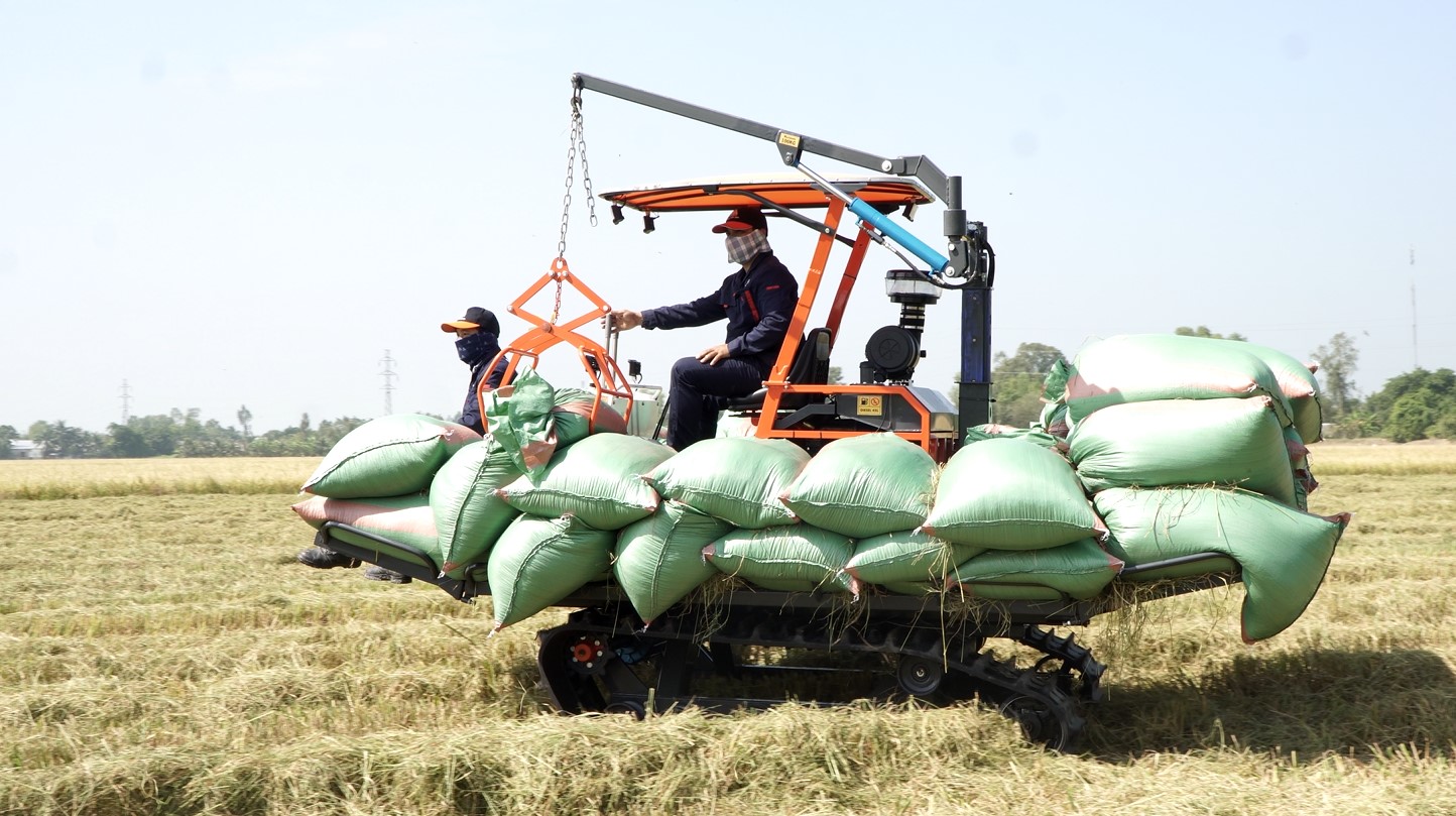 Máy kéo nông nghiệp đa dụng, tiết kiệm xăng dầu, vận hành mạnh mẽ, bền bỉ, giúp nâng cao hiệu quả lao động và giảm chi phí sản xuất nông nghiệp.